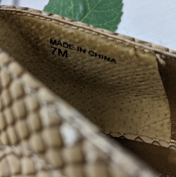 Ann Taylor LOFT tan snake skin flats shoes size 7 - Picture 7 of 7